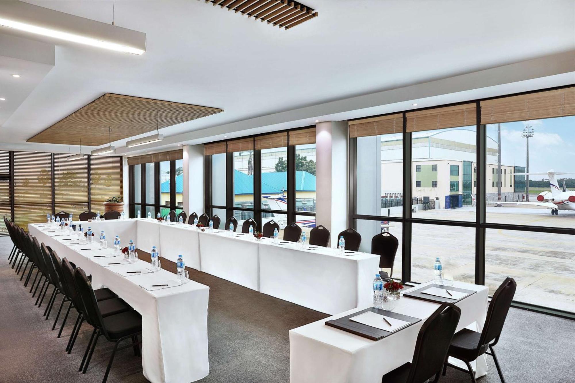 Legend Hotel Lagos Airport, Curio Collection By Hilton Kültér fotó