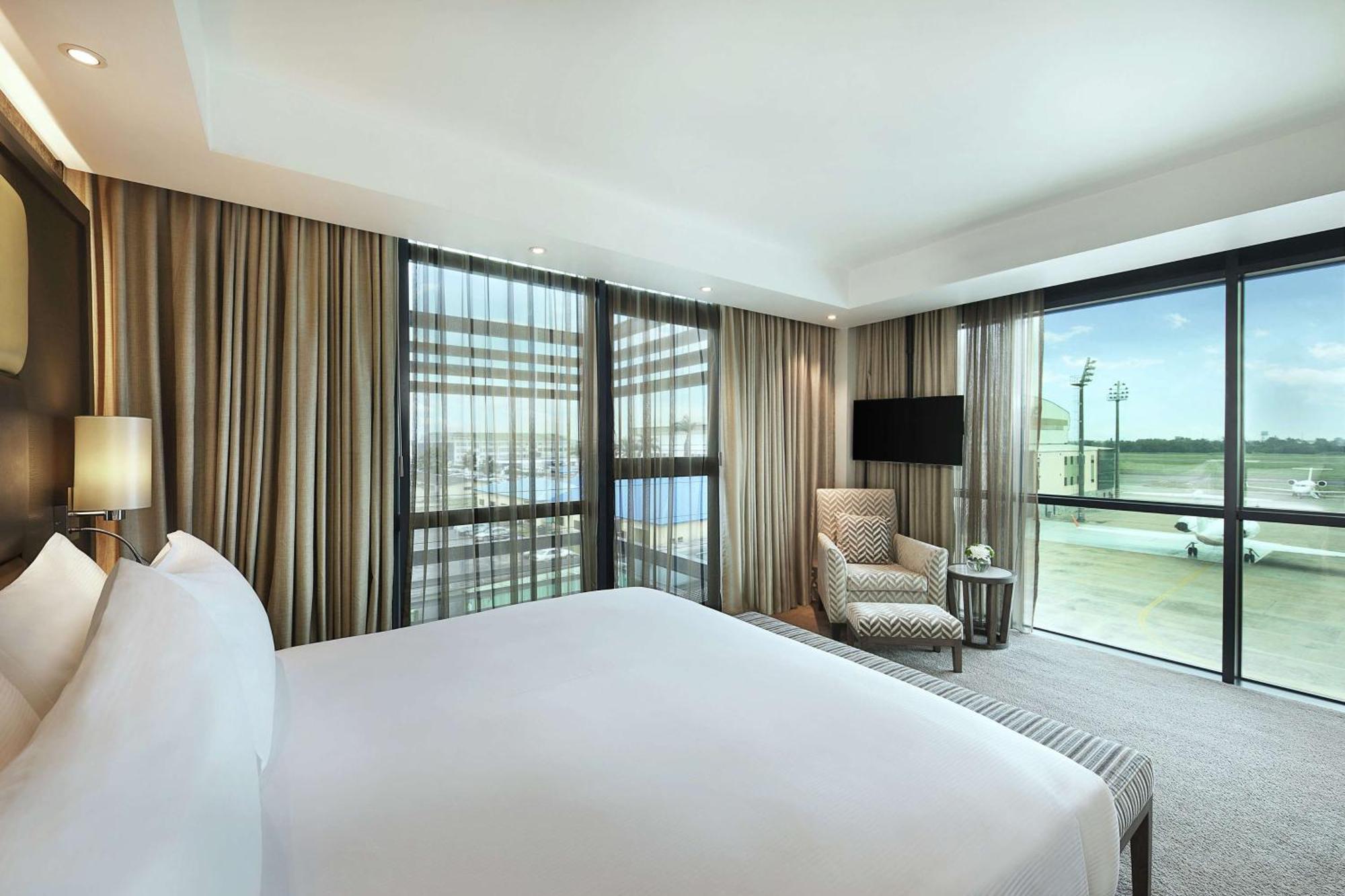 Legend Hotel Lagos Airport, Curio Collection By Hilton Kültér fotó
