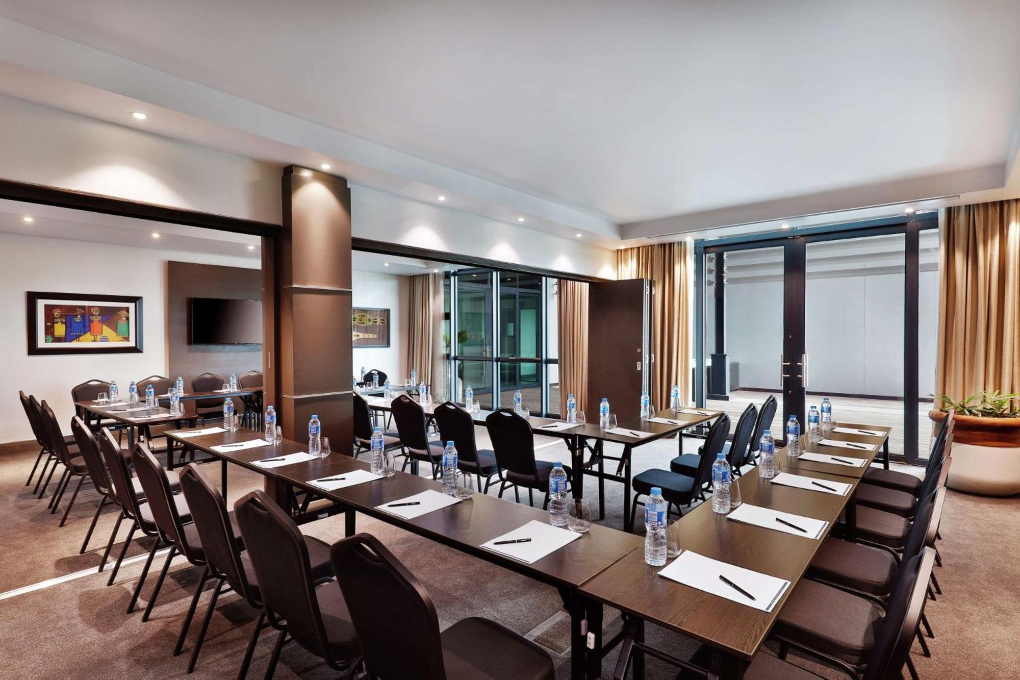Legend Hotel Lagos Airport, Curio Collection By Hilton Kültér fotó